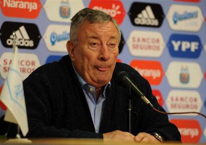 Luis Segura, el presidente de una AFA zombie, que afirma que sigue en el cargo por responsabilidad, aunque no tiene sentido