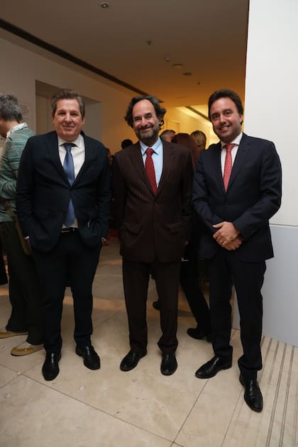 Luis Sessa, hijo del artista Aldo Sessa, Tulio Andreussi y José Reyes, ministro de la embajada de Uruguay. Durante la noche, se exhibió un emotivo testimonio -en audio y fotografías- del fotógrafo Aldo Sessa, amigo y vecino de taller del artista,