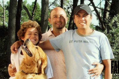 Luis, su pareja y su hijo Dani, en el documental familias por igual