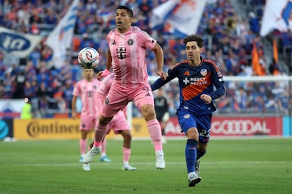 Luis Suárez controla ante la presencia de Gerardo Valenzuela; Inter Miami logró una rápida ventaja en el marcador ante Cincinnati