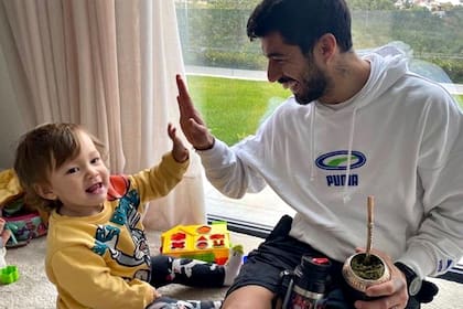 Luis Suárez, el delantero del Club Atlético de Madrid, junto a su hijo tomando mate durante la cuarentena de 2020