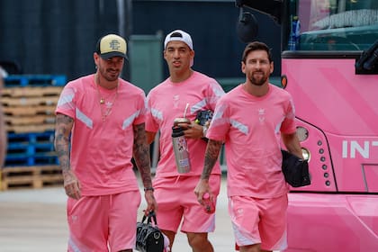 Luis Suárez, escoltado por Rodrigo De Paul y Lionel Messi, que no participó de los incidentes