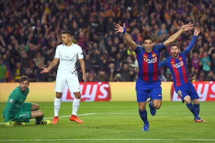 Luis Suárez grita su gol y Lionel Messi lo sigue, en el choque Barcelona-PSG del 8 de marzo de 2017