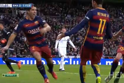 Luis Suárez haciendo de las suyas en el Bernabéu; celebra con Neymar en ese Barcelona 2015.