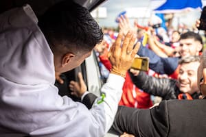 Suárez llegó en el avión de Messi y una multitud lo acompañó en caravana para su presentación