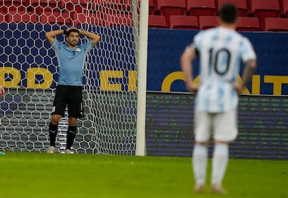 Luis Suárez se lamenta por la ocasión que falló, mientras su amigo Messi lo mira de lejos.
