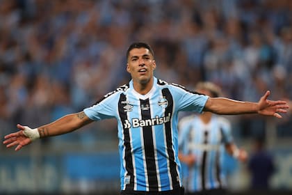 Luis Suárez tuvo un primer partido a puro gol en Gremio.