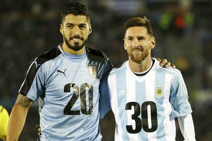 Luis Suárez y Leo Messi, con dos camisetas que promocionan la candidatura conjunta (además de Paraguay) para organizar el Mundial de 2030.