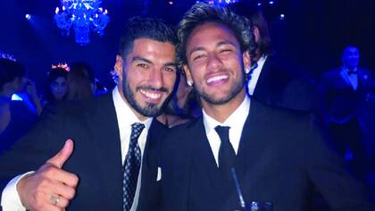 Luis Suárez y Neymar, cómplices dentro y fuera de la cancha, se divirtieron juntos en la pista de baile.