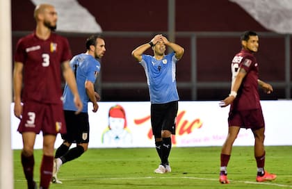 Luis Suárez y su selección sufren por la falta de gol en Uruguay, que vuelve de Venezuela con otro 0-0.