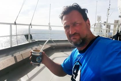 Luis Tagliapietra, padre de uno de los tripulantes, en el barco camino a Sudáfrica