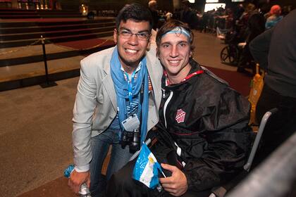 Luis Tello y Mariano Michlig, dos de los peregrinos que estuvieron el la primera fila en el encuentro con argentinos del papa Francisco