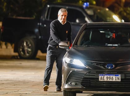 Luis "Toto" Caputo se va de la Rosada con gesto adusto