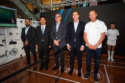 Luis Urubio de ENACOM, Wei Xinju de Huawei de Argentina, Carlos Moltini de Telecom, Diego Santilli, vicejefe de Gobierno y el tenista Martín Jaite durante la demostración de la red 5G de Personal en una partida de tenis en realidad virtual