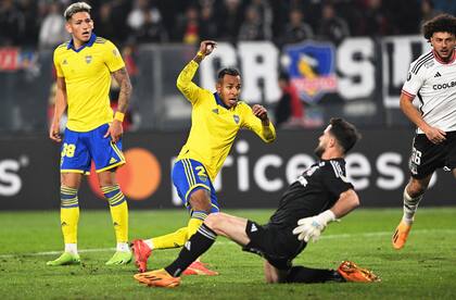 Luis Vázquez robó la pelota y el colombiano Villa sentencia la victoria sobre Colo Colo; Boca ganó y es puntero del Grupo F de la Copa Libertadores