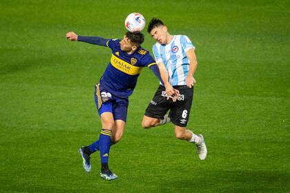 Luis Vazquez Salta por el balón durante el encuentro entre Boca Juniors y Argentinos Juniors por el Torneo Liga Profesional 2021 en el Estadio Alberto J. Armando el 8 de agosto de 2021 en Buenos Aires, Argentina.