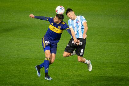 Luis Vazquez Salta por el balón durante el encuentro entre Boca Juniors y Argentinos Juniors por el Torneo Liga Profesional 2021 en el Estadio Alberto J. Armando el 8  de agosto de 2021 en Buenos Aires, Argentina.