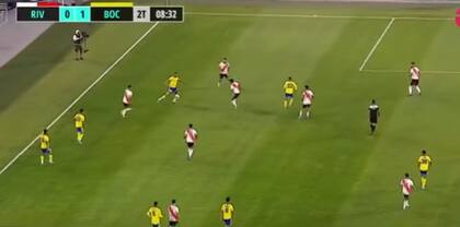 Luis Vázquez ya giró para adentro: recibió el lateral de Fabra y va a filtrarle un pase a Villa; de ahí nació el 1-0