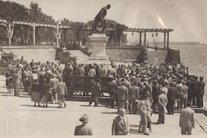 Luis Viale en un acto de homejae en la Costanera Sur. 1943.