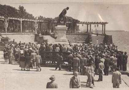 Luis Viale en un acto de homejae en la Costanera Sur. 1943.