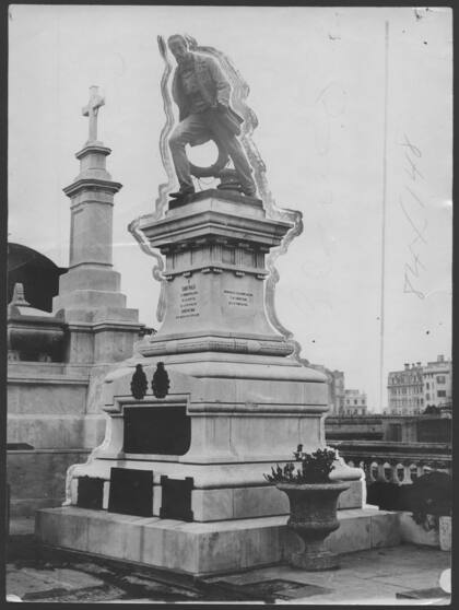 Luis Viale, salvavidas en mano, mientras estuvo en el cementerio de la Recoleta.