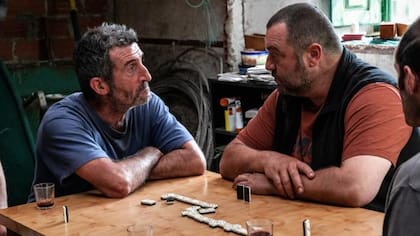 Luis Zahera y Denis Ménochet, en una escena del filme, un ‘thriller’ rural que se rodó en las montañas de Galicia.

Foto: Cortesía Biff