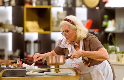 Luisa Albinoni apela a sus conocimientos sobre cocina y a su enorme simpatía para seducir al jurado y a la audiencia de MasterChef Celebrity