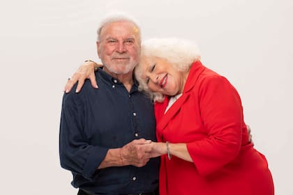 Luisa Albinoni y Rodolfo Ranni, su compañero de escena en la comedia con la que recorrerá el país