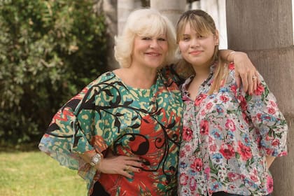 Luisa Albinoni y su hija Verónica, quien ya piensa en sus estudios universitarios