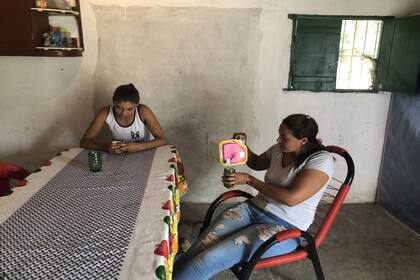 Luisa comparte un tereré con su hija Micaela, quien la ayuda a hacer las tareas de la casa y los mandados.