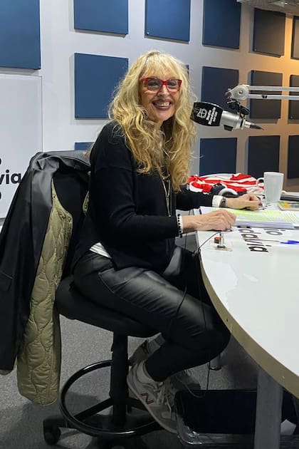 Luisa Delfino en los estudios de Rivadavia, desde donde hace Te escucho todos los fines de semana en la trasnoche