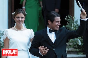 Luisa Demarchi Braun y Santiago Galland saludan felices después de la misa de esponsales.