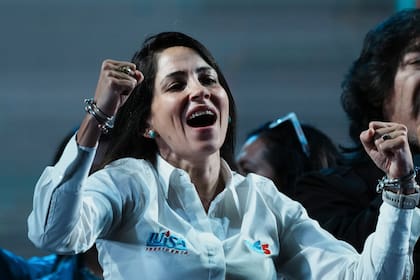 Luisa González, candidata presidencial del Movimiento Político Revolución Ciudadana, dirige un evento de campaña (Archivo)