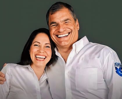 Luisa González junto a Rafael Correa