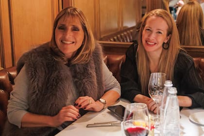 Luisa
Guerdile (es dueña del anticuario
Vetmas) y Pilar Casares de
Tezanos Pinto sonríen a cámara