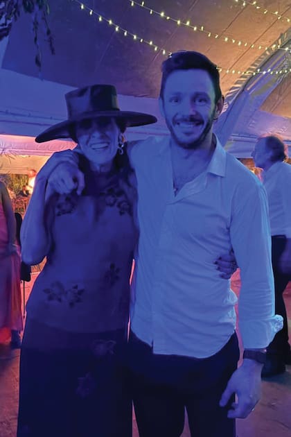 Luisa Mackinnon, mamá de Ignacio, con el rugbier Gonzalo “Scooby” Gutiérrez Taboada, que es apertura del club de rugby Club Newman