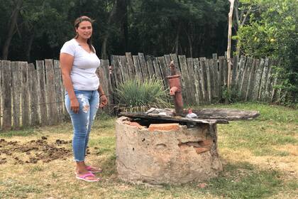 Luisa vive en la zona rural de Puerto Bermejo, a 150 km de Resistencia, Chacho. Allí habitan cerca de 50 familias y ninguna de ellas tiene acceso al agua y la que les llega de red está sucia.