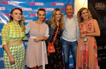 Luisana junto al elenco de Madres