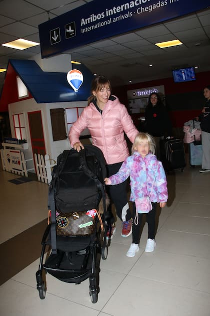 Luisana Lopilato junto a la pequeña Vida, de cinco años, pero que pronto está por soplar la velita de los seis
