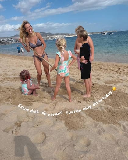 Luisana Lopilato junto a sus cuatro hijos disfrutando de los días de verano