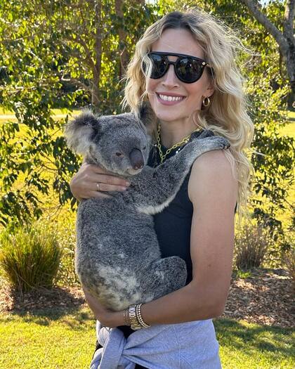 Luisana Lopilato posó abrazada con un koala