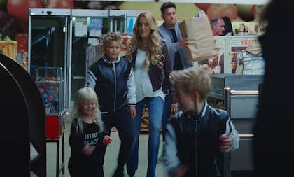 La familia completa participó en un videoclip de la canción "I'll Never Not Love You" del crooner canadiense