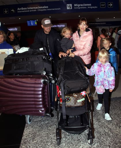Luisana Lopilato y Michael Bublé en Ezeiza junto a todos sus hijos
