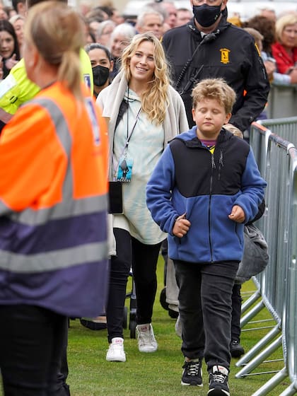 Luisana Lopilato y su hijo mayor, Noah, en el recital que su esposo, Michael Bublé, brindó en el Riverside Cricket Ground in Durham, de Inglaterra