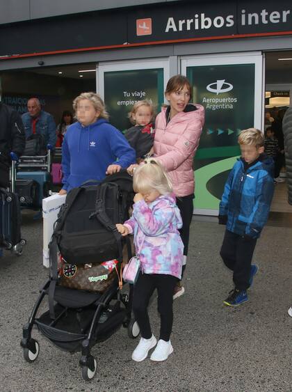 Luisana Lopilato y sus hijos esperan por su padre, antes de partir rumbo a su casa en la Argentina