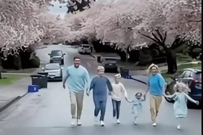 Luisana y Mike con sus cuatro hijos, Noah, Elías, Cielo (la menor) y Vida, en en las calles de su barrio, en Canadá. La imagen está extraída de un video que la actriz subió a su cuenta de Instagram luego de que la familia se tomara la foto familiar que, según ella contó, es un rito que repiten año a año.