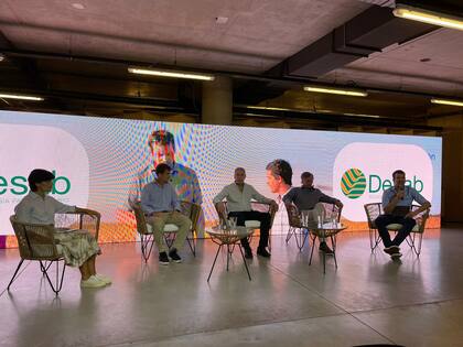 Luisina López Hiriart (moderadora), Martín Sackmann, Norberto Sahores, Ignacio Lartirigoyen e Ignacio Eguren, CEO en AgroPro y anfitrión del encuentro