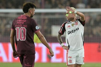 Luiz Araujo, de Flamengo, es apuntado con un láser durante el duelo por la Recopa Sudamericana