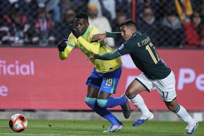 Luiz Henrique comenzó a desequilibrar por la izquierda, pero -al igual que Samuel Lino del otro lado- empezó a sentir los efectos de la altura: se quedaron sin fuerzas rápido con el correr del primer tiempo.