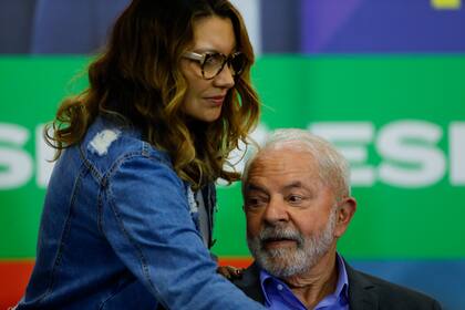 Luiz Inacio Lula da Silva, junto a su esposa, Rosangela da Silva, en San Pablo. (AP Photo/Marcelo Chello)